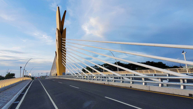 雲林雲禾大橋雕塑。(照片簡廷在提供)