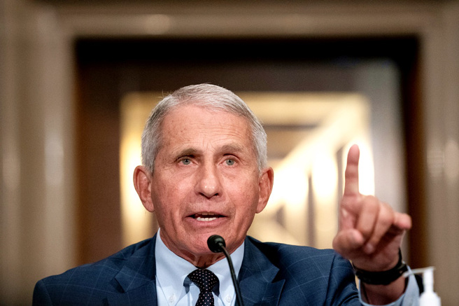 白宫首席防疫专家佛奇（Anthony Fauci）近日表示，新冠病毒并不适用典型群体免疫（herd immunity）概念，点出包括病毒不断变异、疫苗不够有效甚至施打不够广泛等2大坏消息，都让群体免疫无法实现，坦言人类恐得持续和病毒共存好长一段时间。（资料照／TPG、达志影像）