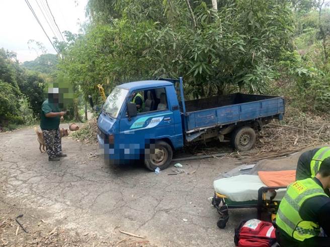 台中太平廍子產業道路驚傳小貨車翻覆意外。（民眾提供／馮惠宜台中傳真）