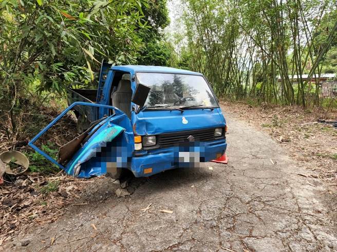 台中太平廍子產業道路驚傳小貨車翻覆意外。（民眾提供／馮惠宜台中傳真）