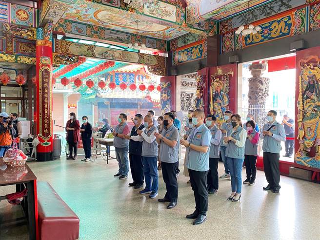 苗栗縣長徐耀昌等人帶領文觀局人員，前往宮廟參拜，祈求桐花活動順利。（苗栗縣政府提供／李京昇苗栗傳真）