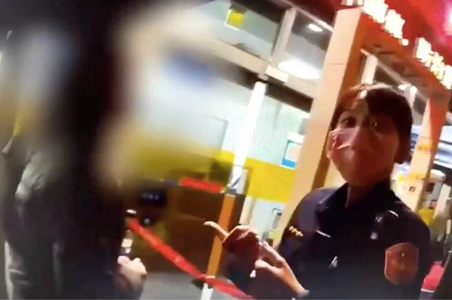 张姓女子（左）怒骂员警遭当场逮捕。（警方提供）