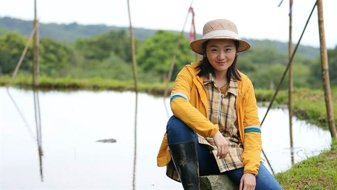 杨小黎体验海女生活。（三立提供）