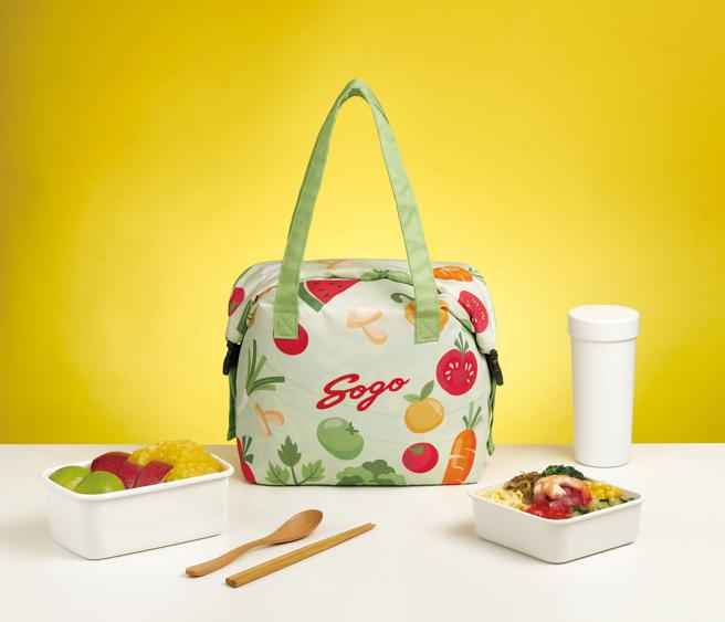 SOGO推出珍爱地球环保来店礼，由回收保特瓶再制的保温保冰购物袋。（SOGO提供）