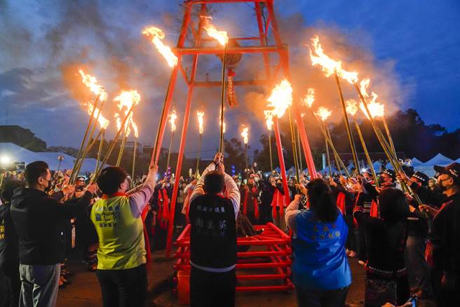 桃园市龙冈米干节17日最后高潮的火把节，由与会族人及来宾分持数十支火把点燃篝火盆中薪柴。（黄子明摄）