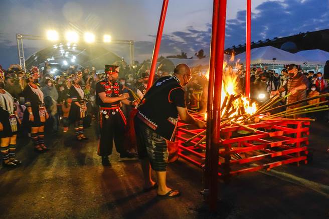 桃园市龙冈米干节17日最后高潮的火把节，由与会族人及来宾分持数十支火把点燃篝火盆中薪柴，工作人员随后整理火盆。（黄子明摄）