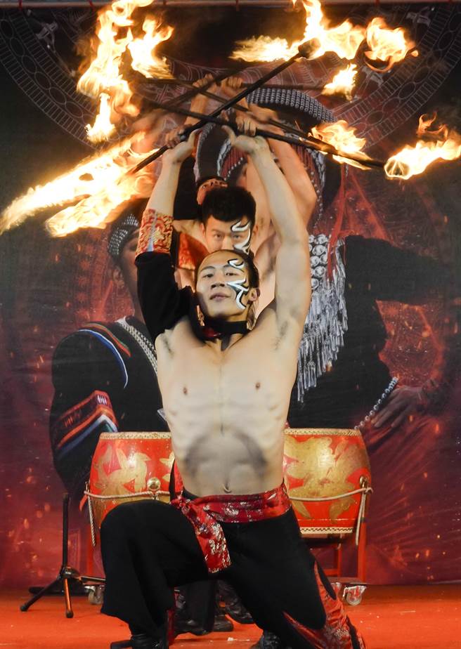 专业表演者17日在龙冈米干节演出高难度火舞。（黄子明摄）