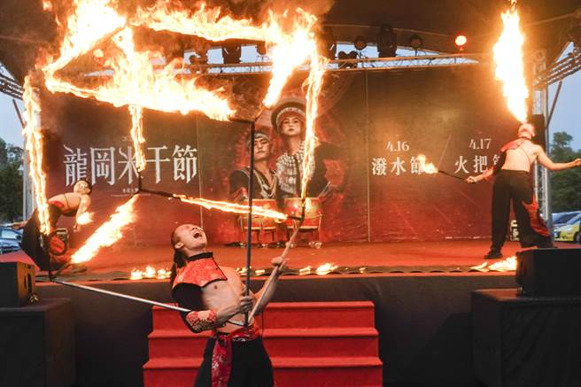 专业表演者17日在龙冈米干节演出高难度火舞。（黄子明摄）