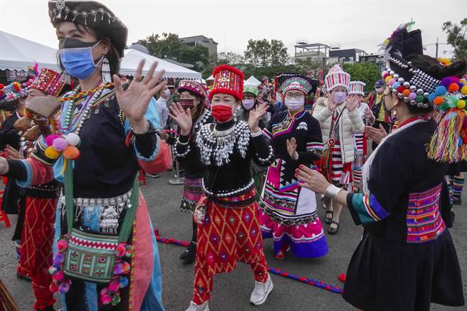 来自全台各地参加龙冈米干节的云南、金三角地区人士，17日按迎宾拦路酒习俗分批进场，因防疫考虑，往年喝拦路酒的仪式今年取消，但来宾仍须回应主持人要求的吉祥话才得以入场。（黄子明摄）