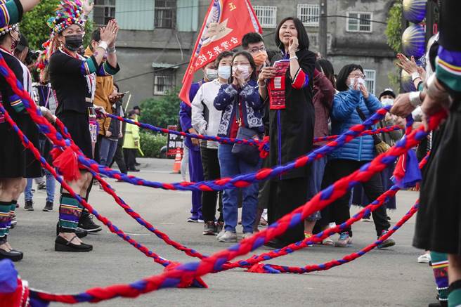 来自全台各地参加龙冈米干节的云南、金三角地区人士，17日按迎宾拦路酒习俗分批进场，因防疫考虑，往年喝拦路酒的仪式今年取消，但来宾仍须回应主持人要求的吉祥话才得以入场。（黄子明摄）