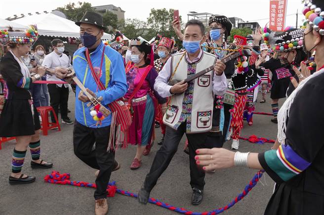 来自全台各地参加龙冈米干节的云南、金三角地区人士，17日按迎宾拦路酒习俗分批进场，因防疫考虑，往年喝拦路酒的仪式今年取消，但来宾仍须回应主持人要求的吉祥话才得以入场。（黄子明摄）