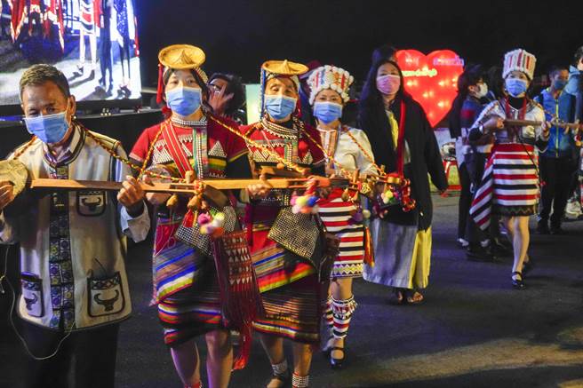 包括彝族、哈尼族、白族等云南各族人带着传统乐器，17日在龙冈米干节打歌绕场，为今年节庆画下句点。（黄子明摄）