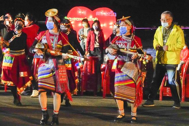 包括彝族、哈尼族、白族等云南各族人带着传统乐器，17日在龙冈米干节打歌绕场，为今年节庆画下句点。（黄子明摄）