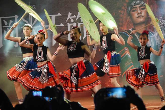 云南各族人穿着传统服饰，17日在龙冈米干节表演传统舞蹈。（黄子明摄）