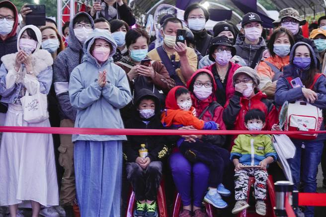 龙冈米干节17日举行火把节，因疫情因素，来宾几乎都戴着口罩出席活动。（黄子明摄）