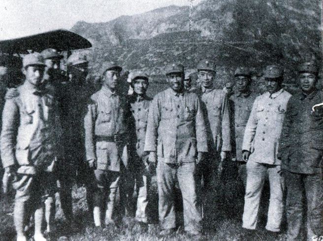 1938年邓小平与朱德、周恩来、彭德怀、贺龙等人合影。（中时报系檔案照片）