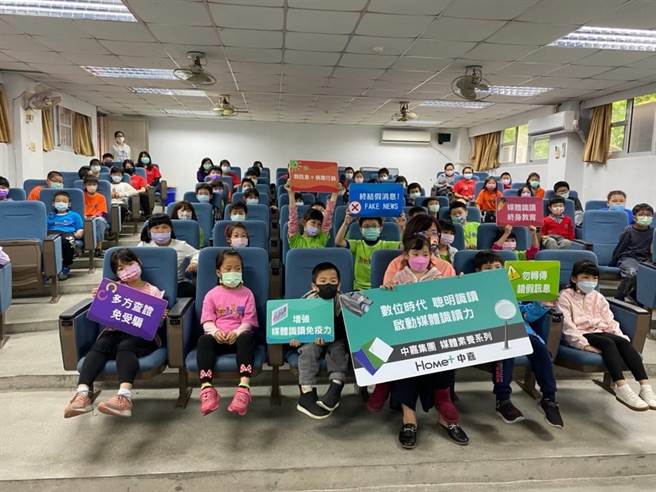 中嘉寬頻媒體識讀講師黃日昇透過宣導短片，呼籲媒體識讀重要性。（讀者提供／陳彩玲基隆傳真）