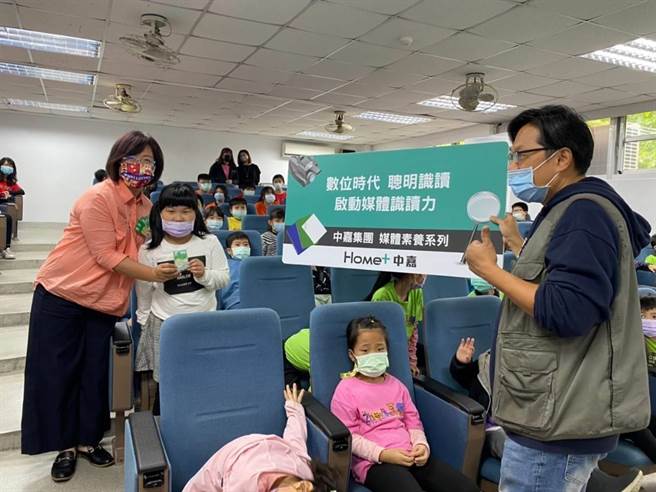 中嘉寬頻媒體識讀講師黃日昇透過宣導短片，呼籲媒體識讀重要性。（讀者提供／陳彩玲基隆傳真）