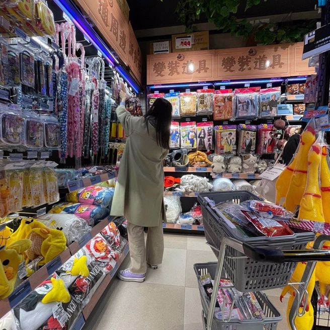 范范出现在派对玩具区，网友们好奇她买了些什么回家。（图／取自范玮琪IG）