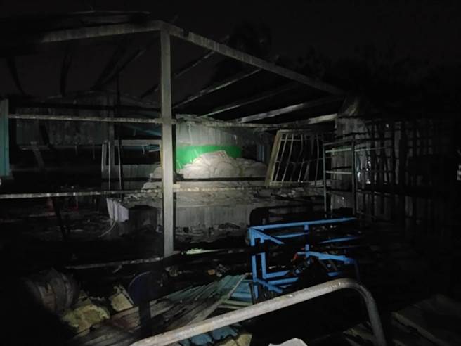 位于嘉义县东石乡永丰爆竹烟火公司，今晚间7点左右传出不明爆炸声响，接着仓库就起火燃烧。（嘉义县消防局提供∕吕妍庭嘉义传真）