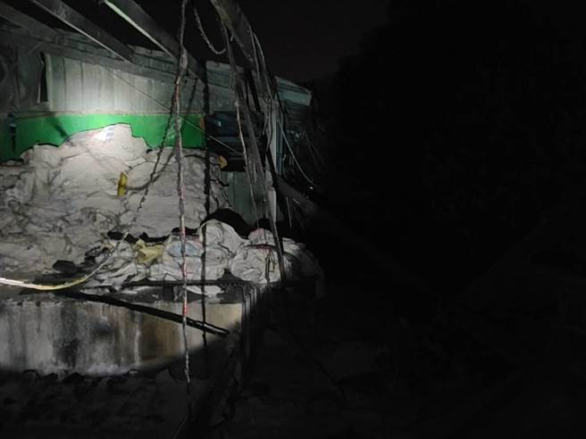 位于嘉义县东石乡永丰爆竹烟火公司，今晚间7点左右传出不明爆炸声响，接着仓库就起火燃烧。（嘉义县消防局提供∕吕妍庭嘉义传真）