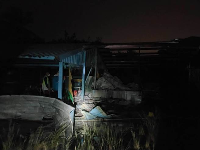 位于嘉义县东石乡永丰爆竹烟火公司，今晚间7点左右传出不明爆炸声响，接着仓库就起火燃烧。（嘉义县消防局提供∕吕妍庭嘉义传真）