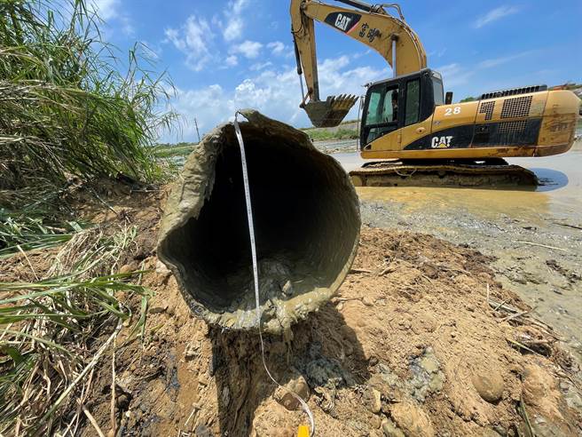砂石场外河川地查获的暗管。（陈梦茹翻摄）