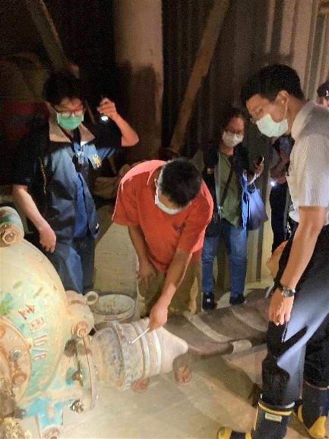 外籍移工示范软管拆装。（陈梦茹翻摄）