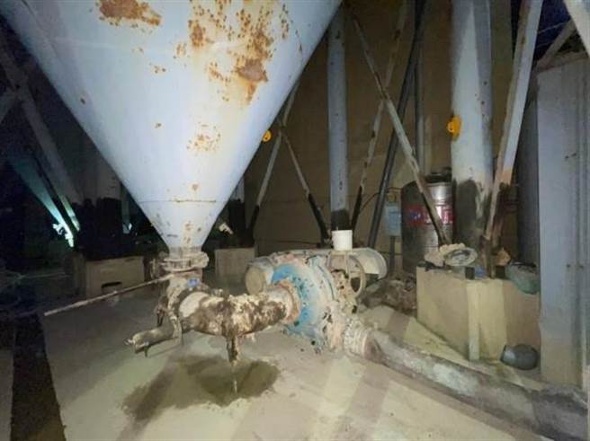 污泥储槽连接软管将重金属超标的废污水排到海里。（陈梦茹翻摄）