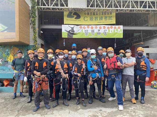 築夢森居經營者也是中華民國溪谷運動協會顧問的劉朝維提供場地作為溯溪課程的基地，圖為4月17日初階課程第二天出發訓練前合影。（張亦惠攝）