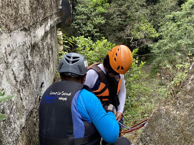 中華民國溪谷運動協會開溯溪專業課程，1個教練最多帶領5個學員，除繩結、確保課程外，也會到嘉縣山區溪流進行實作課程。（張亦惠攝）