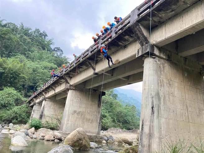 中華民國溪谷運動協會開溯溪專業課程，1個教練最多帶領5個學員，除繩結、確保課程外，也會到嘉縣山區溪流進行實作課程。（中華民國溪谷運動協會提供／張亦惠嘉縣傳真）