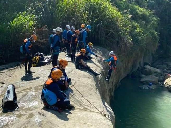 中華民國溪谷運動協會開溯溪專業課程，1個教練最多帶領5個學員，除繩結、確保課程外，也會到嘉縣山區溪流進行實作課程。（中華民國溪谷運動協會提供／張亦惠嘉縣傳真）