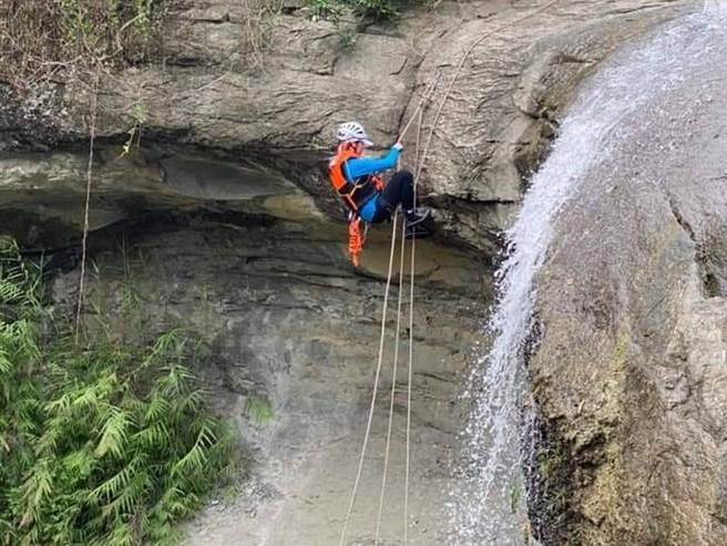 中華民國溪谷運動協會開溯溪專業課程，1個教練最多帶領5個學員，除繩結、確保課程外，也會到嘉縣山區溪流進行實作課程。（中華民國溪谷運動協會提供／張亦惠嘉縣傳真）