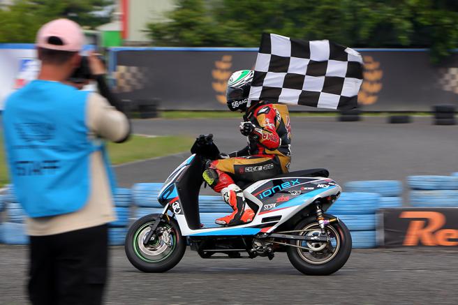 首战即夺冠，KYMCO Ionex新北专卖店「新驰上车队」 勇夺今年台湾知名赛事TSR电动机车组别冠军。（光阳提供）