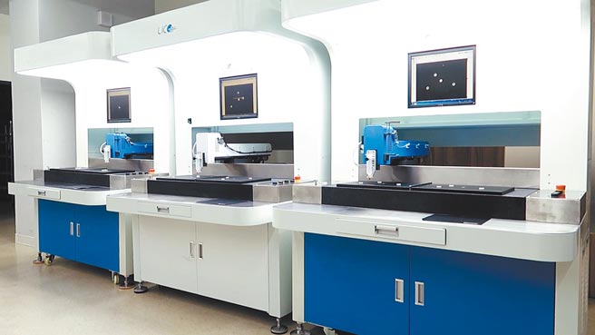 慧眼自动点胶机免治具，自动校正旋转位移，轻松让制程再升级。图／业者提供