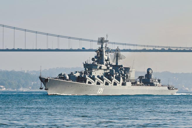 俄罗斯黑海舰队旗舰「莫斯科号」被2枚乌克兰反舰飞弹击沉，俄军损失惨重。图为莫斯科号前往地中海时，路经博斯普鲁斯海峡。（路透）