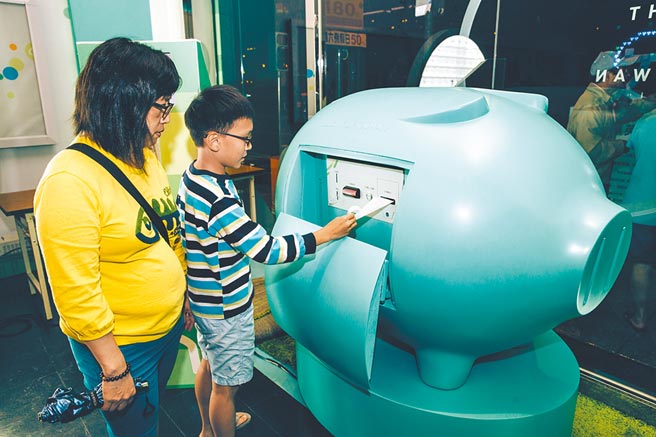 蔡英文总统参加2012、2016及2020三次选举，共获得逾20亿元的政治献金。图为2015年时民进党总统参选人蔡英文全国竞选总部设置一台投币式的大型小猪，让民眾捐款。（本报资料照片）