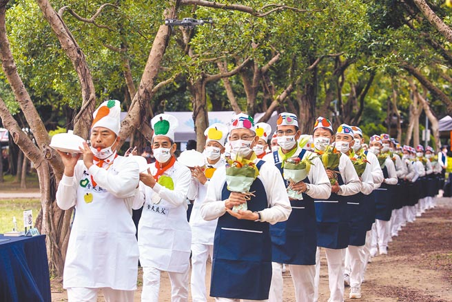 行政院已审查完成《温室气体减量及管理法》修正草案，将2050净零目标入法，建立碳定价机制，分阶段徵收碳费，最快2024年开始徵收。图为「2022地球日响绿生活 蔬食无痕家庭日」17日举办，现场料理达人走秀推广吃素食。（图：邓博仁）