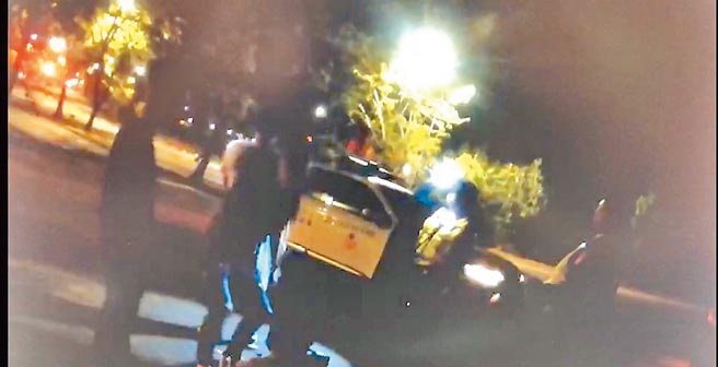 4名生存遊戲玩家在高雄巿小港區道路上「試槍」，巡邏員警從遠處就鎖定他們形跡可疑，並上前盤查。（翻攝照片／洪靖宜高雄傳真）