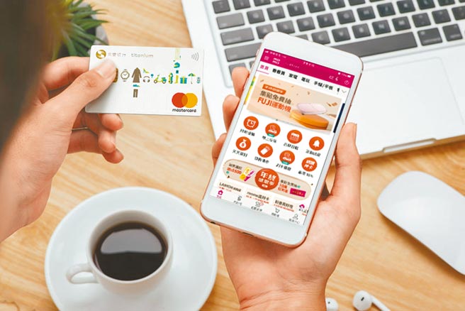 下个月就要报税了，民眾透过信用卡缴税相当普遍，但如何挑到最划算的、赚到高回馈，得从3方向停看听。（兆丰银行提供）
