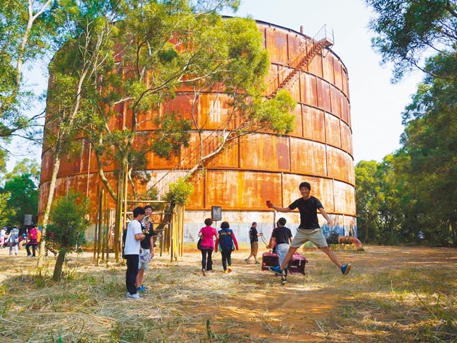 1966年美越战争爆发，大杨区兴建7座油库，2000年被迫拆除只剩1座，目前列入歷史古蹟，并规画成大杨油库休閒公园。（海风里长黄堉睿提供）