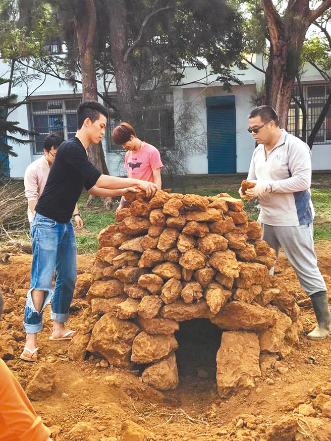 山顶海风提供都会区民眾焢窑「烤蕃薯」的农村乐趣。（海风里长黄堉睿提供）