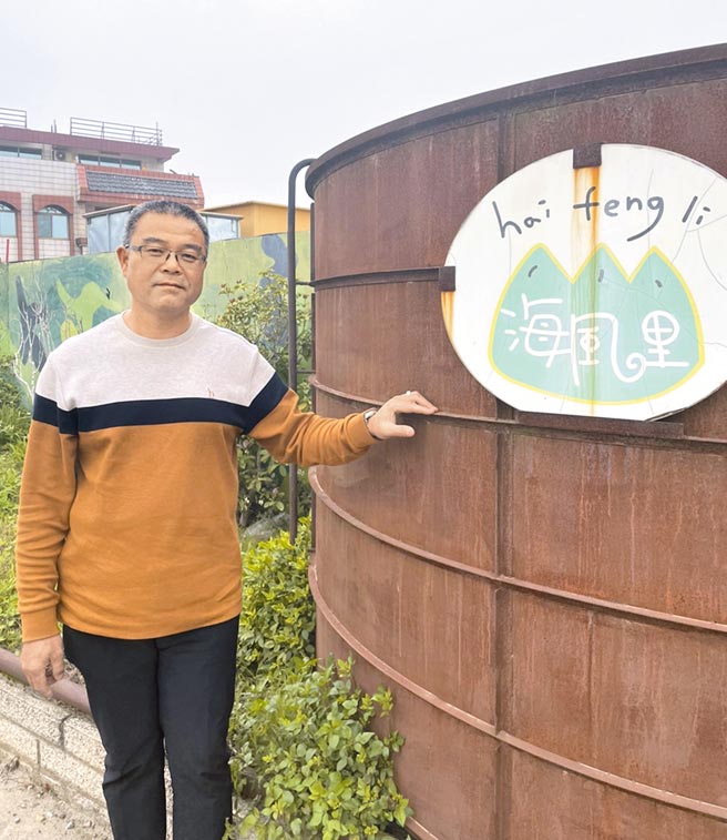 海风里长黄堉睿以缩小版的「大杨油库」，作为海风里的入口意象。（陈世宗摄）