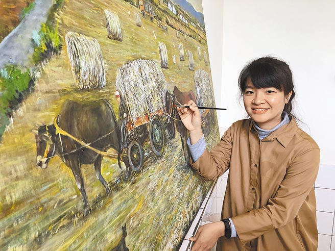 孫云姿傳承父親熱愛鄉土的遺志，從父親孫貴德的畫作中，尋找昔日海風的民情風俗。（陳世宗攝）