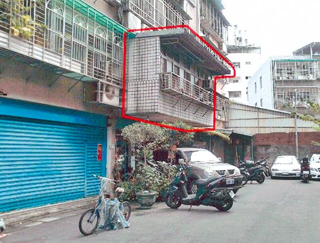 新北市新庄区新泰路一处老旧公寓2楼，悬空违建彷佛空中阁楼，新北市拆除大队获报后已前往拆除完毕。（新北市工务局提供／叶德正新北传真）