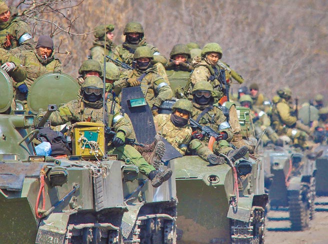 俄罗斯入侵乌克兰战事未歇，亲俄罗斯的武装力量人员乘坐装甲车，向乌克兰马立波挺进。（路透）