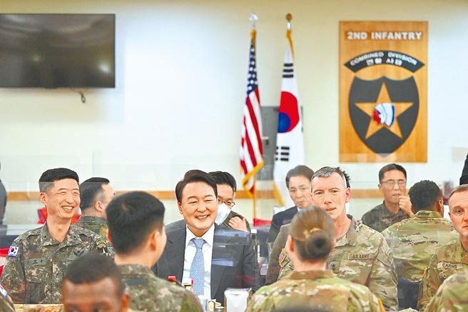 日方认为，与韩国现任总统文在寅相比，尹锡悦对改善日韩关系态度积极，日方并考虑在朝核问题上实现美日韩紧密合作。（路透）