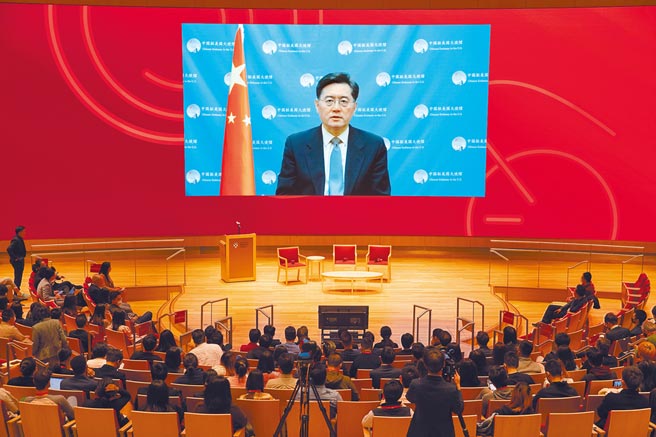 中国驻美国大使秦刚16日应邀向第25届「哈佛中国论坛」开幕典礼视讯致辞。（中新社）