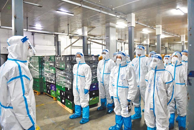 外媒路透17日引述消息人士說法稱，上海已設下在4月20日前實現「社會面清零」的硬性目標。圖為上海市普陀區一處物流園，為從西安到上海支援的物流人員打氣。（中新社）